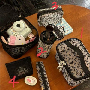 헬로키티 매쉬 파우치