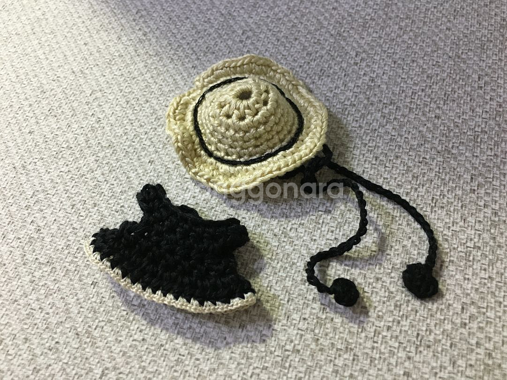 [실바니안 뜨개옷] 검정 프릴 원피스 모자 세트--2