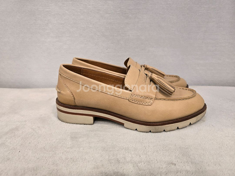 쿠에른 CUEREN 태슬 로퍼 단화 베이지 235--3