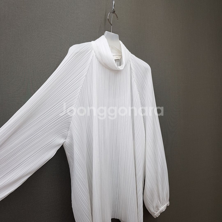 오르 orr 하이넥 플리츠플리즈 블라우스 m사이즈--3