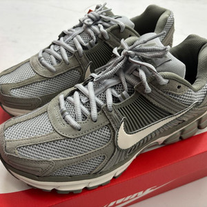 나이키 줌 보메로5 스모크 그레이 운동화