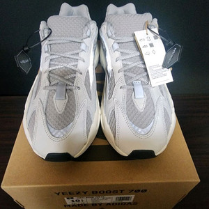 [285] 이지 부스트 700 V2 스태틱 2022