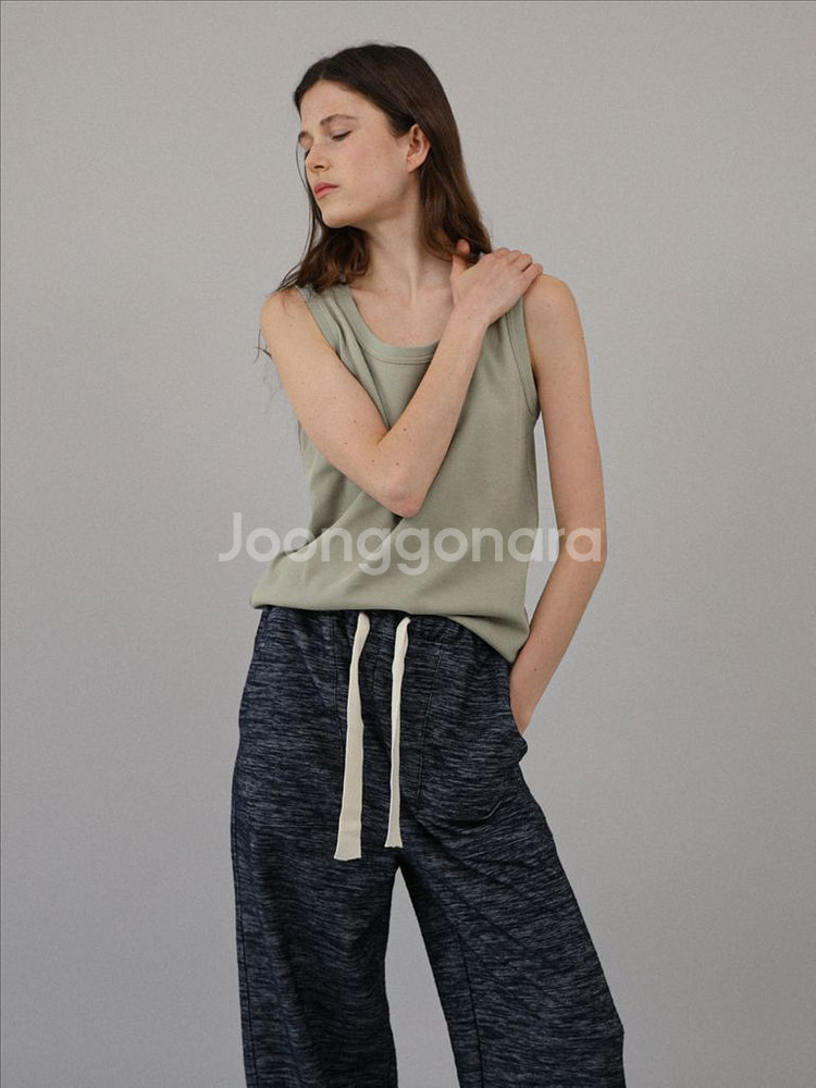 로우 LEAU 슬리브리스 카키--1