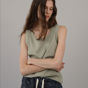 로우 LEAU 슬리브리스 카키