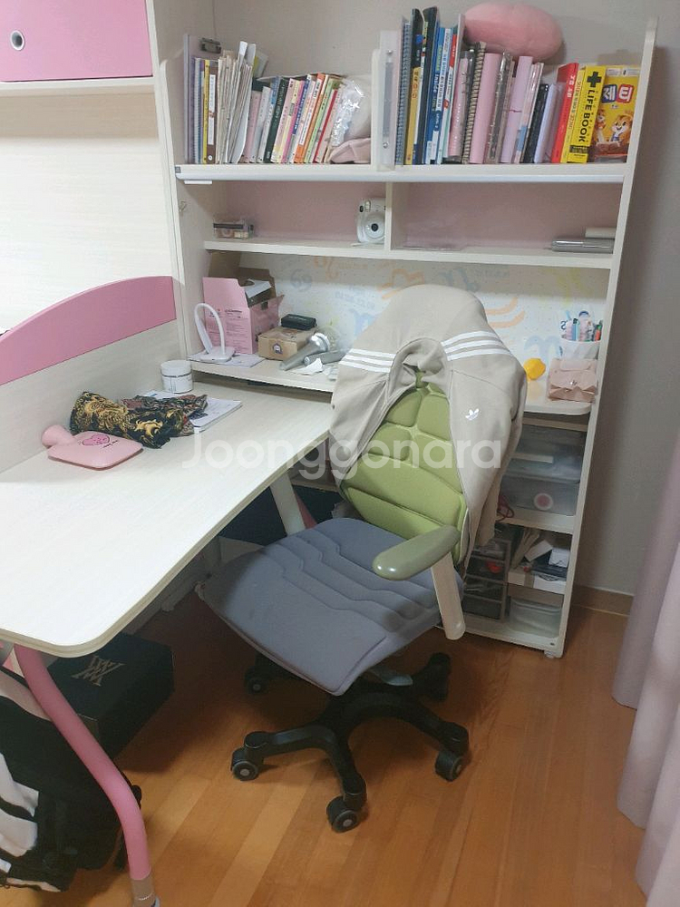 꿈꾸는 요셉 공주님 침대. 책상. 의자 총 30만원--1
