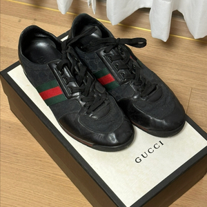 구찌스니커즈 [ 당근에서 구매예약중 ]