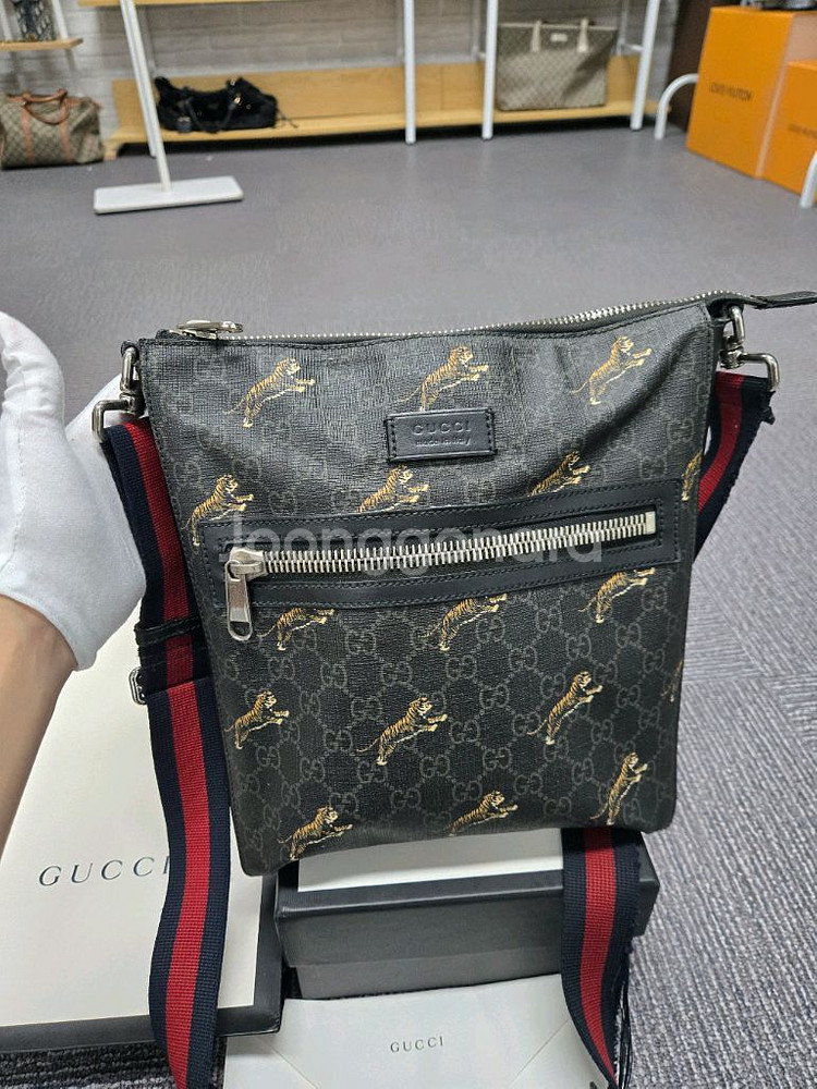 [특가][정품]구찌 점핑 타이거 메신저백--0