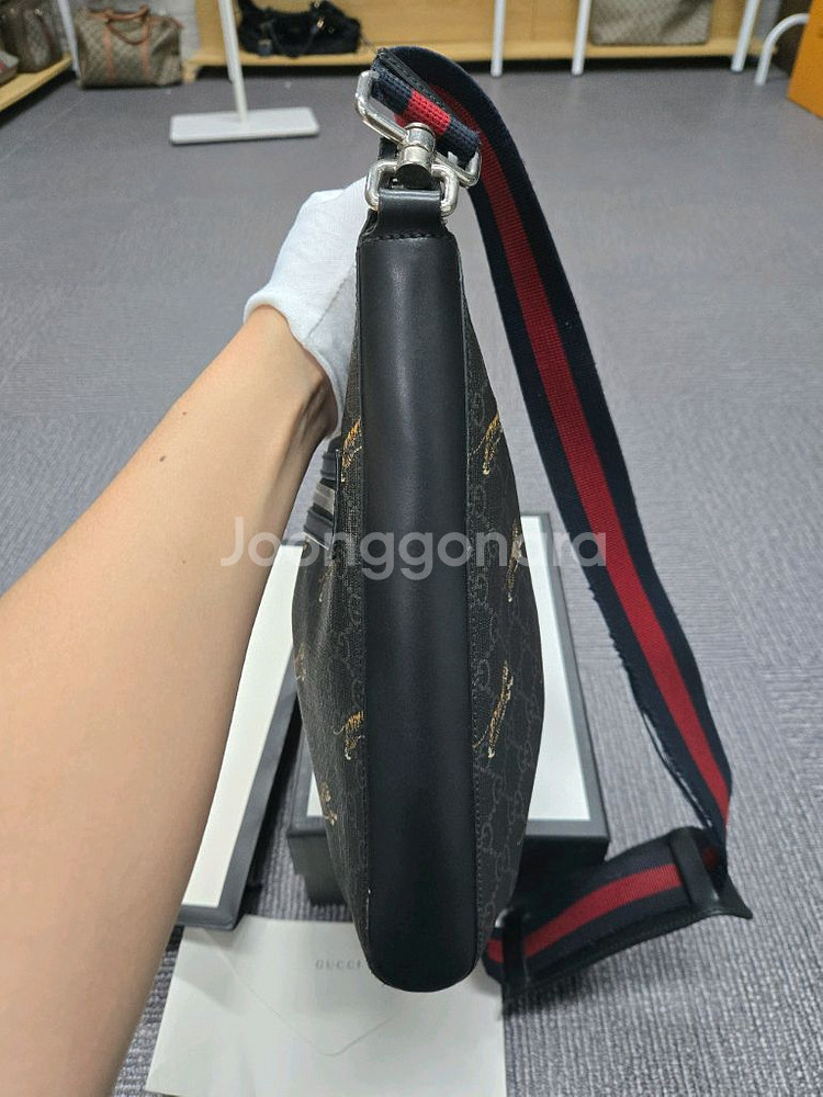 [특가][정품]구찌 점핑 타이거 메신저백--3