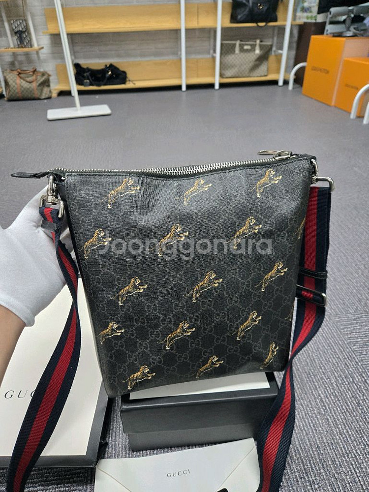 [특가][정품]구찌 점핑 타이거 메신저백--1