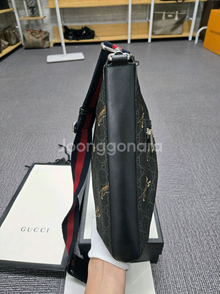 [특가][정품]구찌 점핑 타이거 메신저백--2