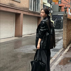 tuo 글로시 캐리백 블랙 판매