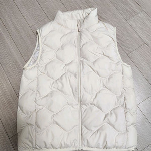 유니클로 여아 패딩조끼