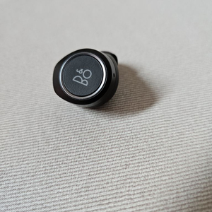 뱅앤올룹슨 E8 오른쪽 유닛