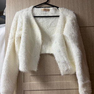 화이트 앙고라 크롭 퍼 가디건