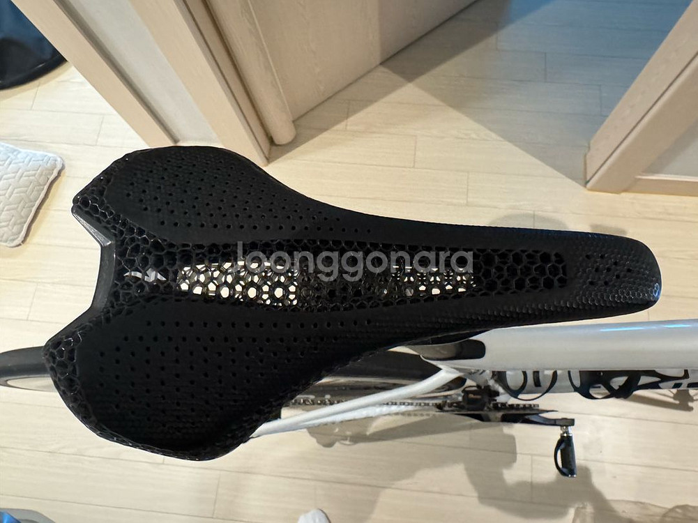 에스웍 로민 미러 안장 / 155mm / 196g--0