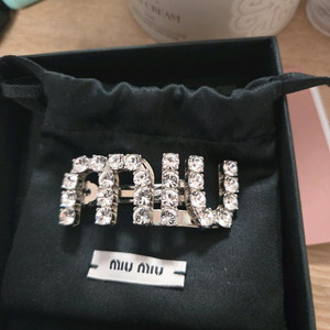 정품미우미우크리스탈헤어핀 주말만30만