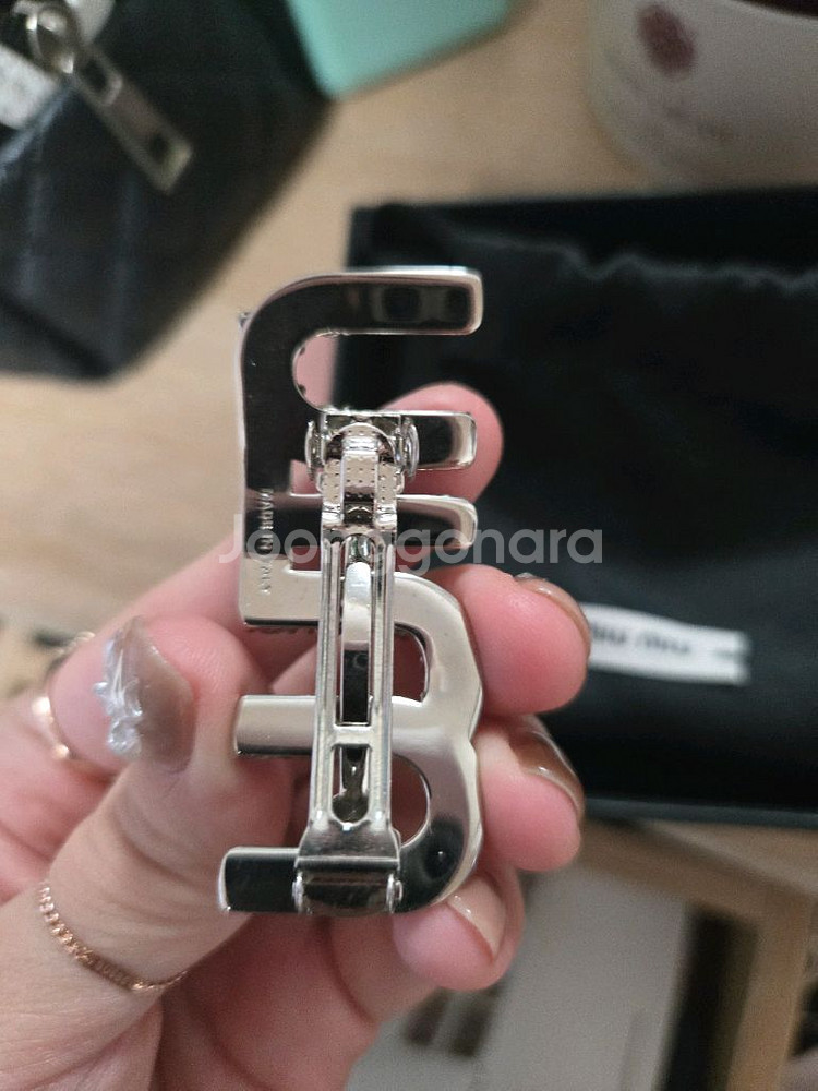 정품미우미우크리스탈헤어핀 주말만30만--3