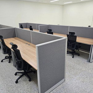 사무실책상 1600싸이즈입니다.