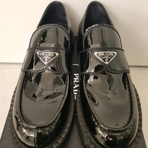 프라다 삼각로고 페이턴트 레더 로퍼 uk10