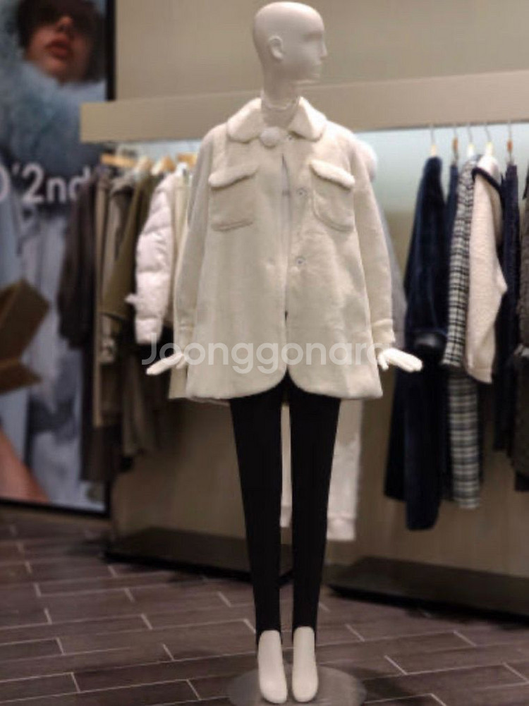 오즈세컨 시어링 폼폼 장식 하프 코트--0