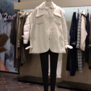 오즈세컨 시어링 폼폼 장식 하프 코트