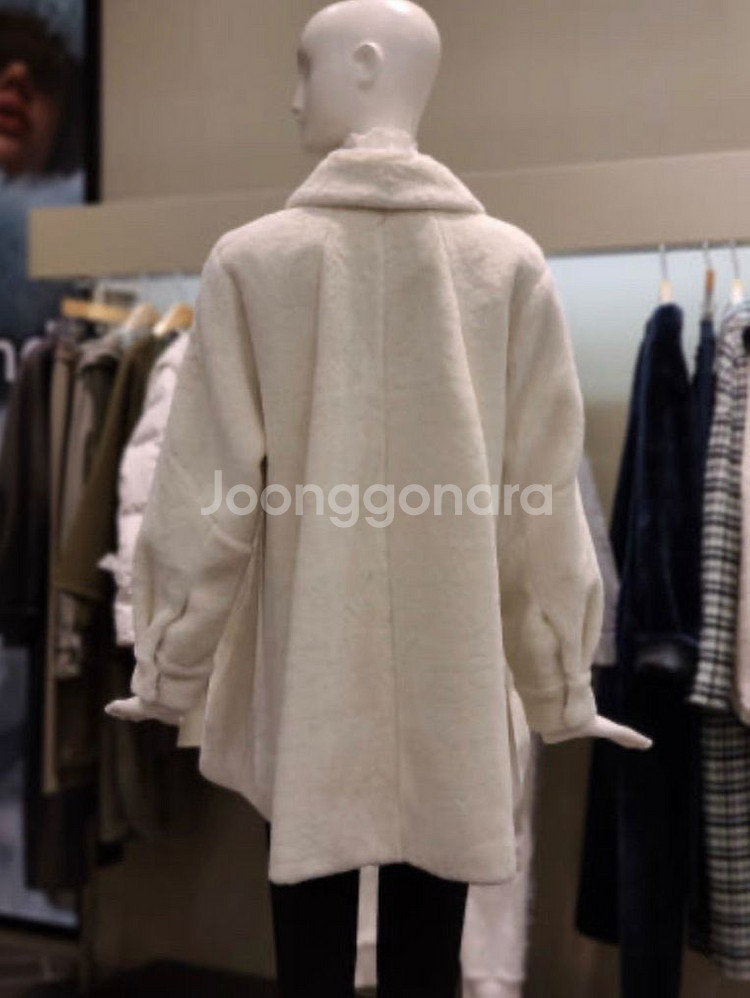 오즈세컨 시어링 폼폼 장식 하프 코트--2