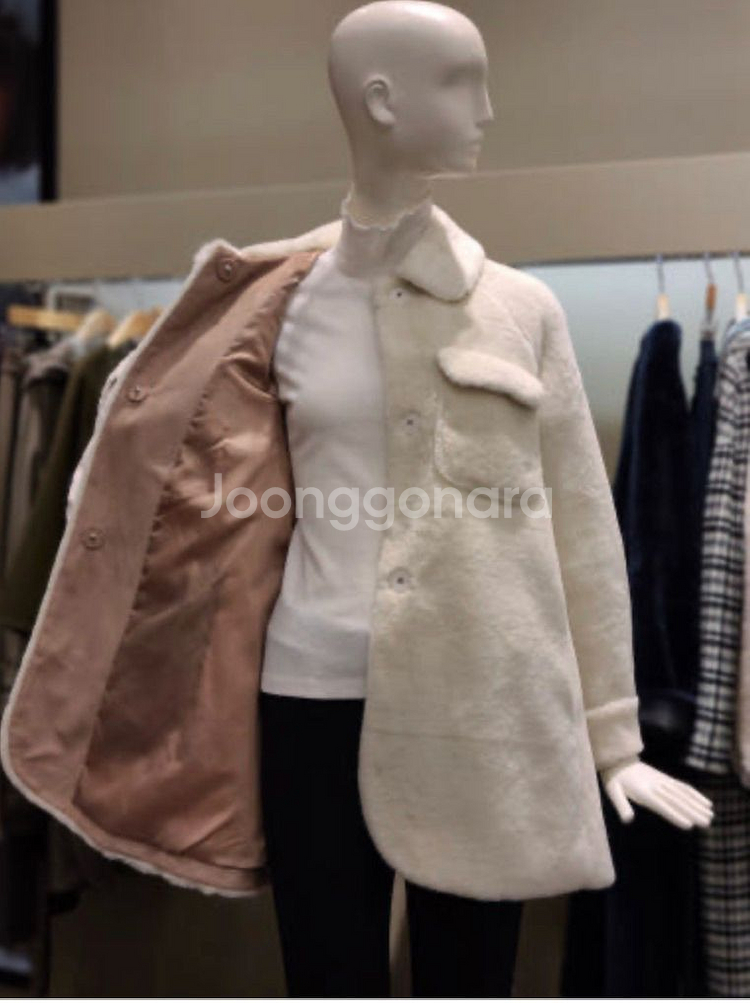 오즈세컨 시어링 폼폼 장식 하프 코트--1