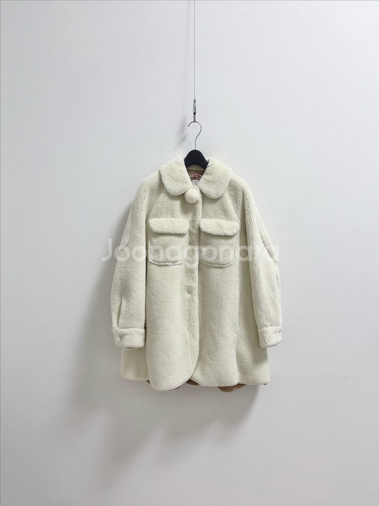 오즈세컨 시어링 폼폼 장식 하프 코트--3