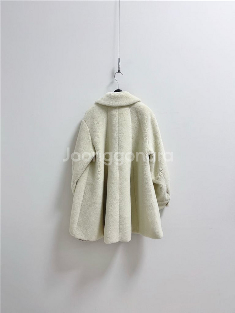 오즈세컨 시어링 폼폼 장식 하프 코트--8