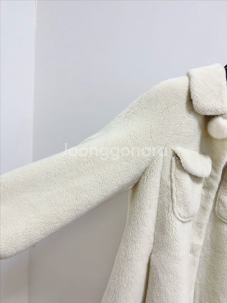 오즈세컨 시어링 폼폼 장식 하프 코트--6