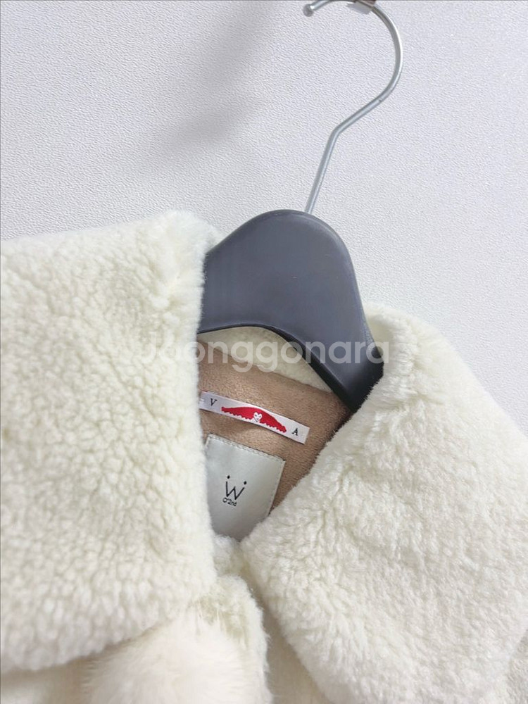 오즈세컨 시어링 폼폼 장식 하프 코트--4