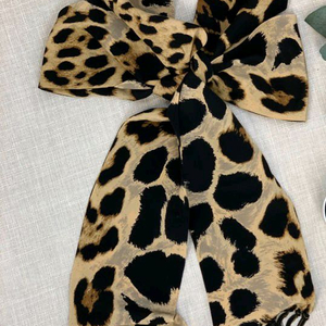 생로랑 체인 장식 레오파드 롱 스카프