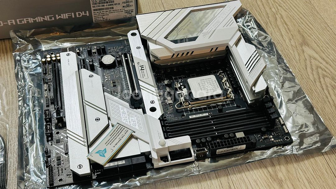 ROG STRIX Z690-A GAMING WIFI--1