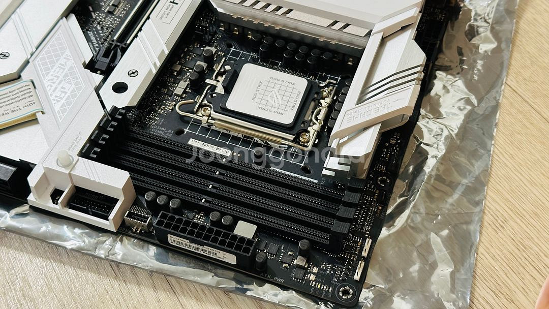 ROG STRIX Z690-A GAMING WIFI--4