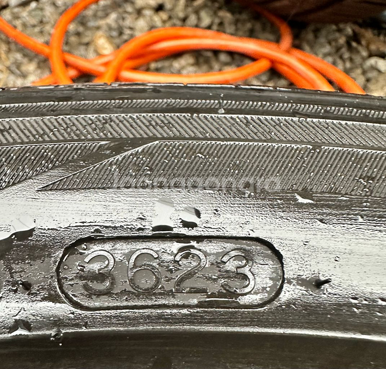 225 45 18한국중고타이어2개2254518--3