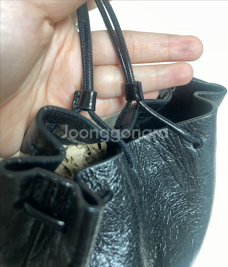 메종 마르지엘라 타비 버킷백 유광 크랙--3