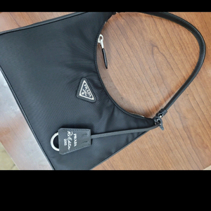 프라다 리나일롱 호보백 사피아노끈 내부포켓있는신상