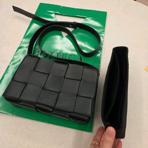 보테가 베네타 카세트백 블랙 팝니다