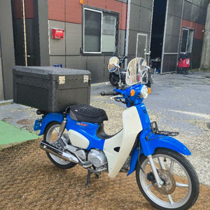 슈퍼커브110 23년형 앞뒤블박4천km 판매합니다