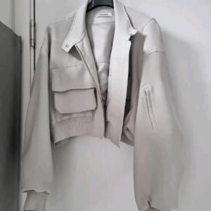 한섬 시스템 포켓 셔링 크롭 점퍼 에크루색상