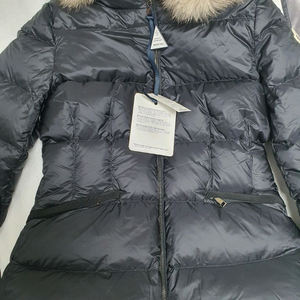 정품 몽클레어 보에드 23fw 폭스퍼 2사이즈블랙 색상