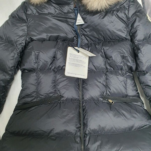 정품 몽클레어 보에드 23fw 폭스퍼 2사이즈블랙 색상