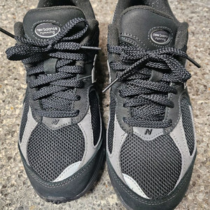 뉴발란스 2002R 블랙 260 팝니다