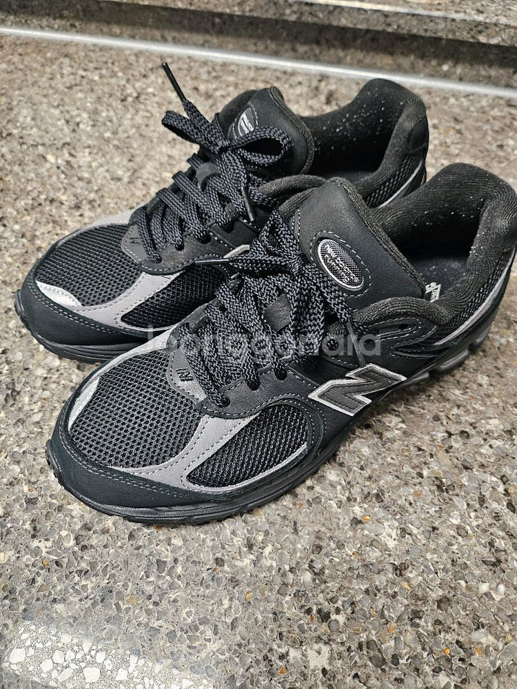 뉴발란스 2002R 블랙 260 팝니다--1