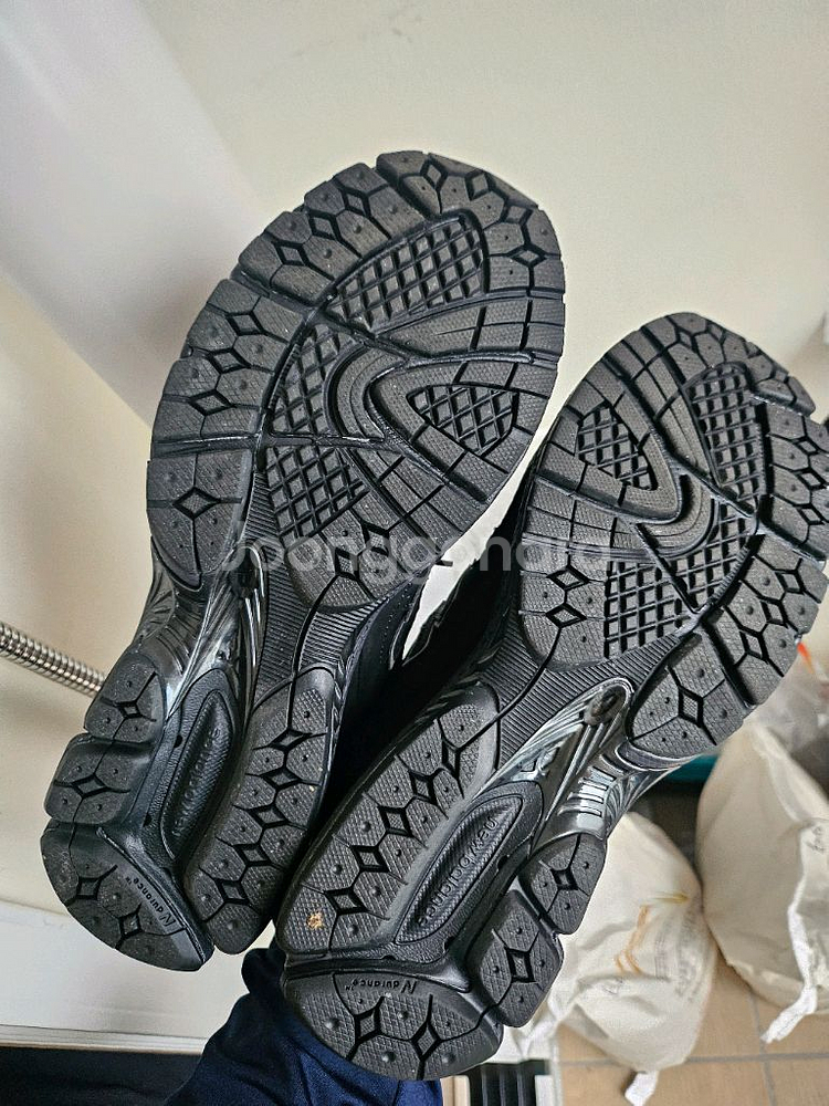 뉴발란스 2002R 블랙 260 팝니다--2