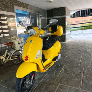 베스파 스프린트S 21년식 노랭이 풀옵션 입니다. 새차