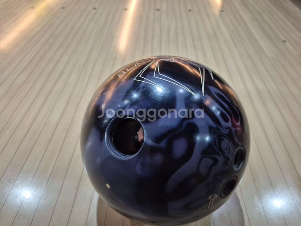 블랙위도우 매니아 솔리드 15파운드 볼링공--1