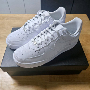 나이키 x 코비 브라이언트 에어 포스 1 로우 트리플