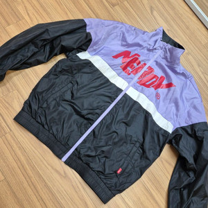 널디 바람막이 자켓 M 사이즈입니다색상은 퍼플과 블랙