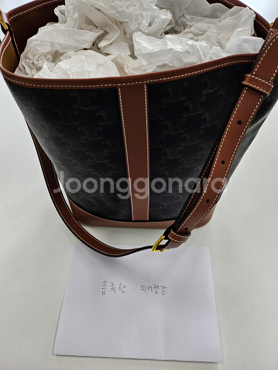 셀린느 버킷백 미디움 한두번 들었어요--1
